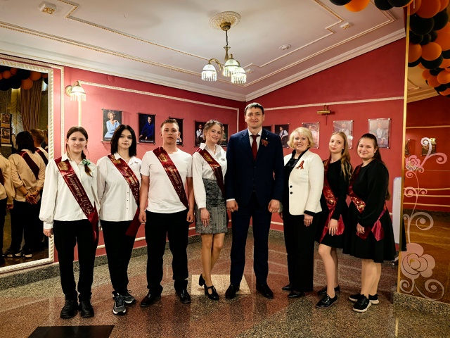 В школах Братского района скоро прозвенят последние звонки, а сегодня, по доброй традиции, мы пригласили выпускников 9 и 11 классов в Драматический театр..